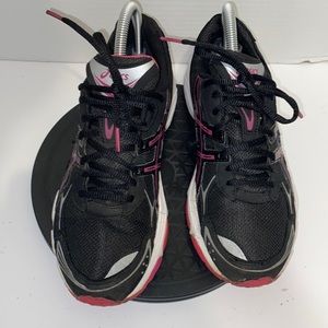 Women gel galaxy’s 5 ASICS size 9 color: black, pink and silver.